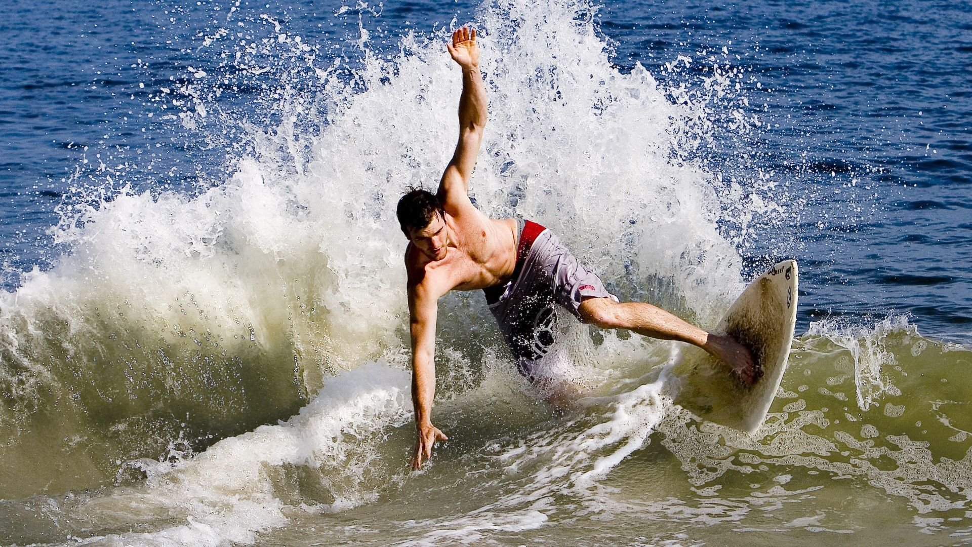 英超最后一搏:逆境搏斗,传奇由此开启,英超最后一名能拿多少转播钱